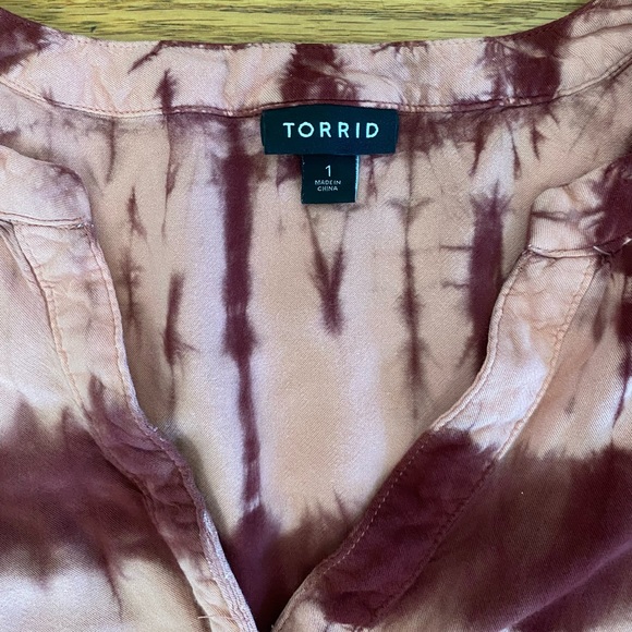 Torrid Top Women’s Sz 1 (14/16) Tie Dye Burgundy Baby Doll Shirt Elastic Waist - Picture 2 of 8